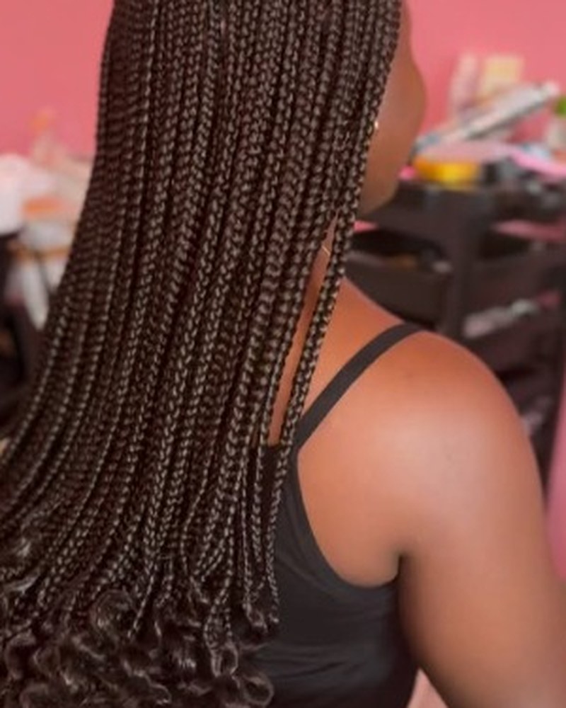 Tranças box braids longas em cliente do salão