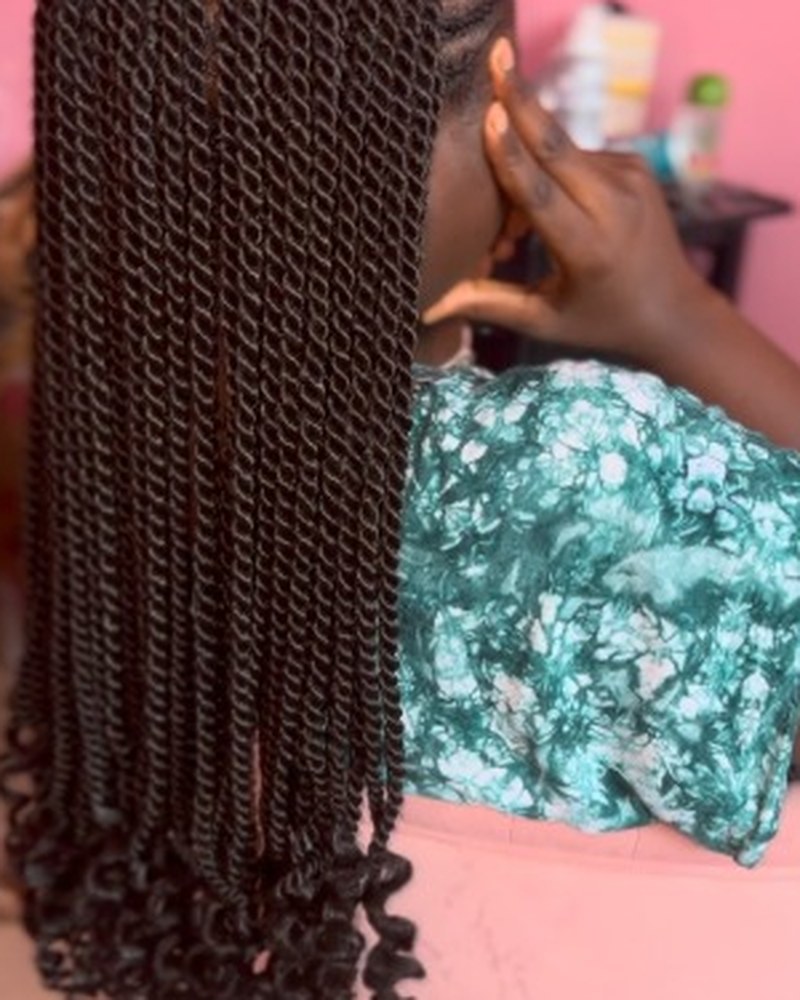 Senegalese twists compridas com pontas encaracoladas